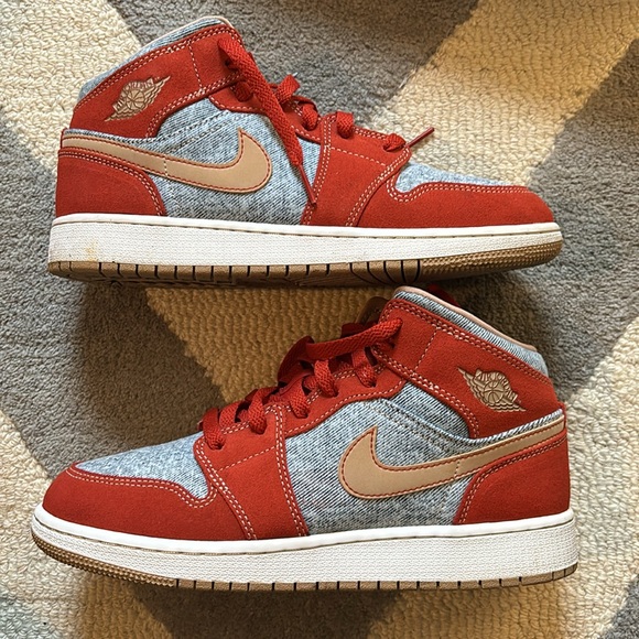 Air Jordan 1 Mid SE (GS) - Picture 2 of 9